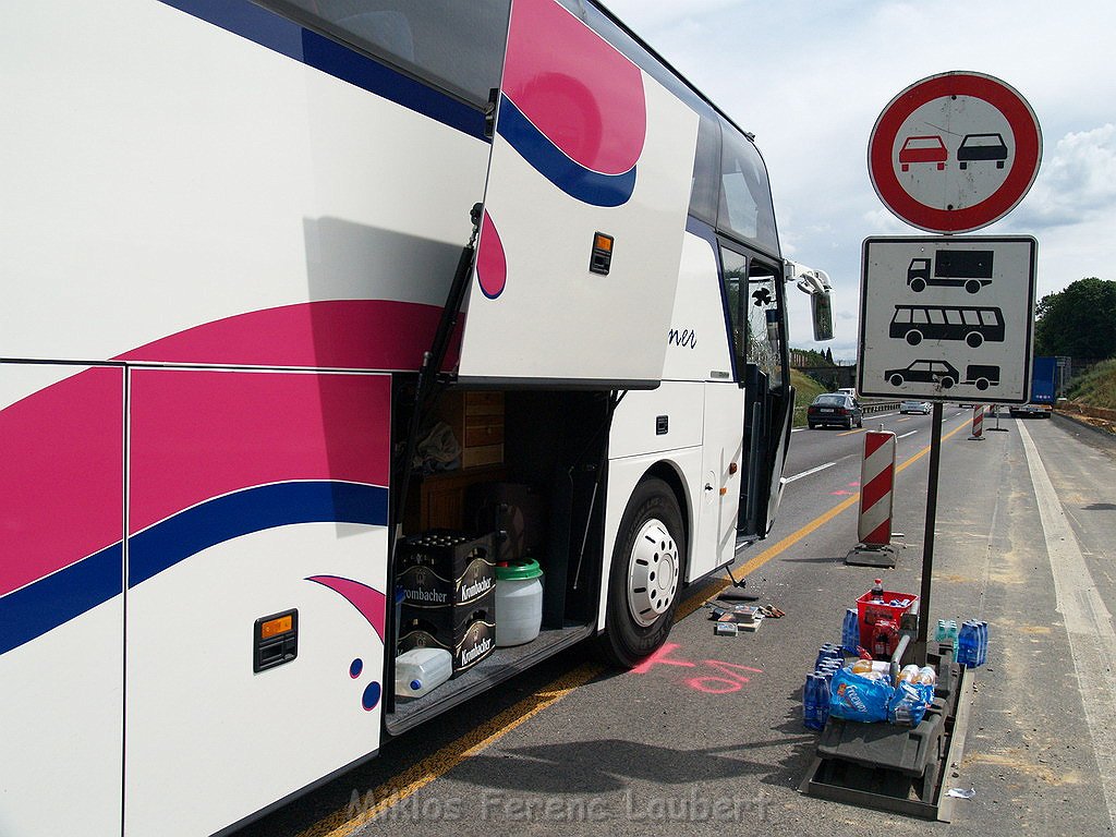 VU Auffahrunfall Reisebus auf LKW A 1 Rich Saarbruecken P50.JPG